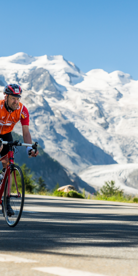 Abfahrt Berninapass mit Gletscher im Hintergrund