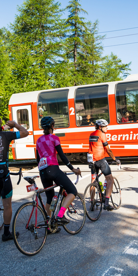 Attention right of way! Short "break" before the Bernina Express.