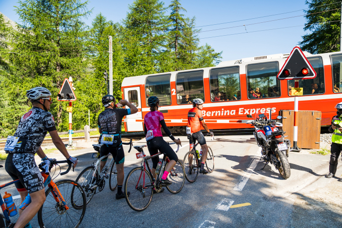 Attention right of way! Short "break" before the Bernina Express.