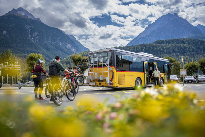 Travel comfortably and reliably by Postbus in the Engadine.