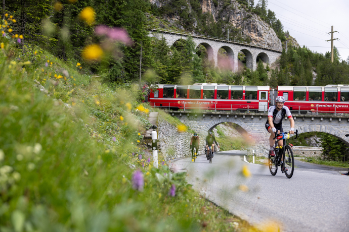 Albulapass mit Rhätischer Bahn. Bild: Dominik Täuber. Engadin Radmarathon 2023. Bild: Dominik Täuber.